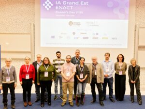 De gauche à droite : Claire Gardent, directrice de recherche CNRS au Loria, porteuse d'une chaire de recherche ENACT / Karën Fort, Enseignante-chercheuse UL-Loria, présidente du comité d'éthique ENACT / Hélène Boulanger, présidente de l'Université de Lorraine / Serena Ivaldi, directrice de recherche Inria au Loria, porteuse d'une chaire de recherche ENACT / Ahmed Moustafa, doctorant ENACT (Icube) / Jules Sipp, doctorant ENACT (Loria, Lemta) / Dragos Horvath, directeur de recherche CNRS au CMC, porteur d'une chaire de recherche ENACT / Cécile Shaykhian, doctorante ENACT (CRAN, LRGP, CHRU, Cybernano) / Yannick Toussaint, directeur du Laboratoire Loria / Jean-Baptiste Mouret, directeur de recherche Inria au Loria, coordinateur scientifique du cluster IA Grand Est ENACT / Virginie Zint, vice-présidente Numérique et simplification organisationnelle à l'Université de Strasbourg, membre du Comité de pilotage ENACT / Isabelle Chrisment, directrice du Centre Inria de l’Université de Lorraine et de l’antenne Inria de Strasbourg, membre du Comité de pilotage ENACT.